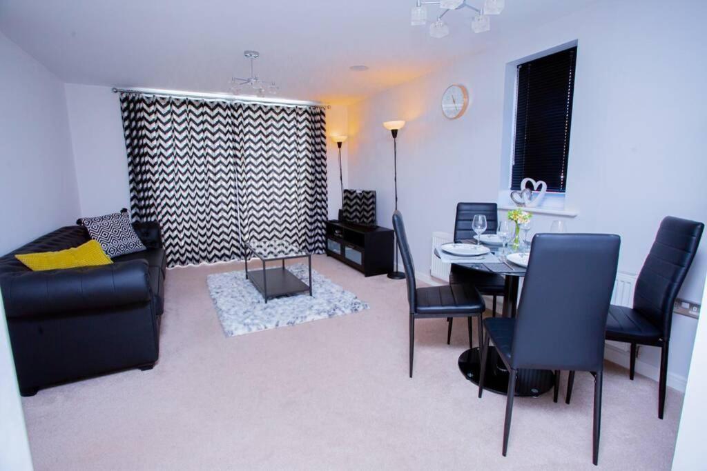 Mills Apartment - Two Bedroom En-Suite Apartment Нортхемптон Экстерьер фото